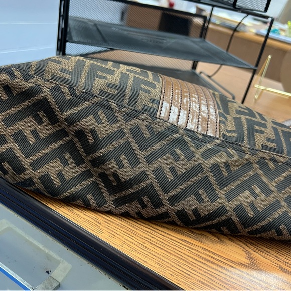 BEAUTIFUL VINTAGE FENDI LOGO SHOULDER BAG - Picture 4 of 12